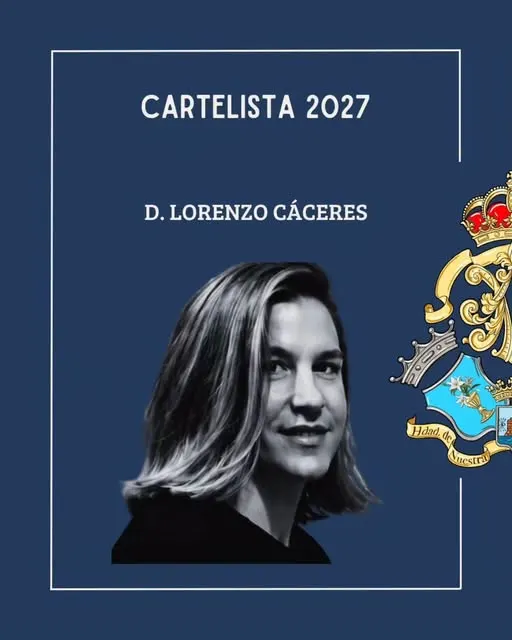 Retrato en blanco y negro de un hombre joven con cabello largo y lacio sobre fondo azul junto al escudo heráldico de una hermandad religiosa