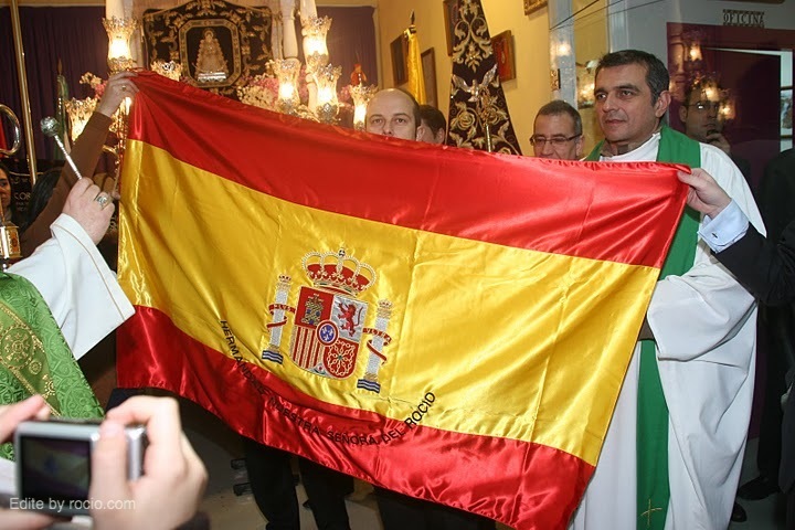 Recibimos como regalo del Coronel Jefe, una bandera de España con el nombre de nuestra Hermandad bordado