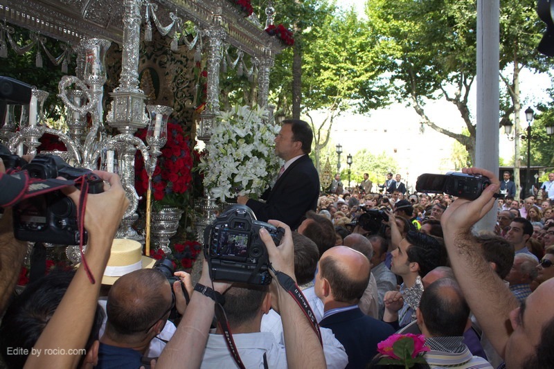 El Alcalde pone un ramo de flores al Simpecado