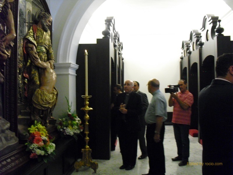 Monseñor Vilaplana, visita previamente la Capilla Penitencial