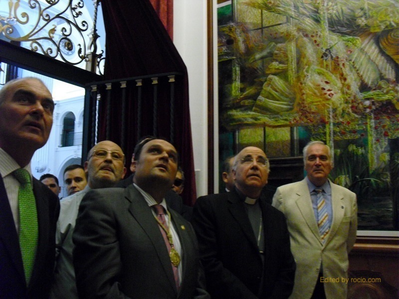 Monseñor Vilaplana admirando los murales laterales, obra de José Antonio García Ruiz