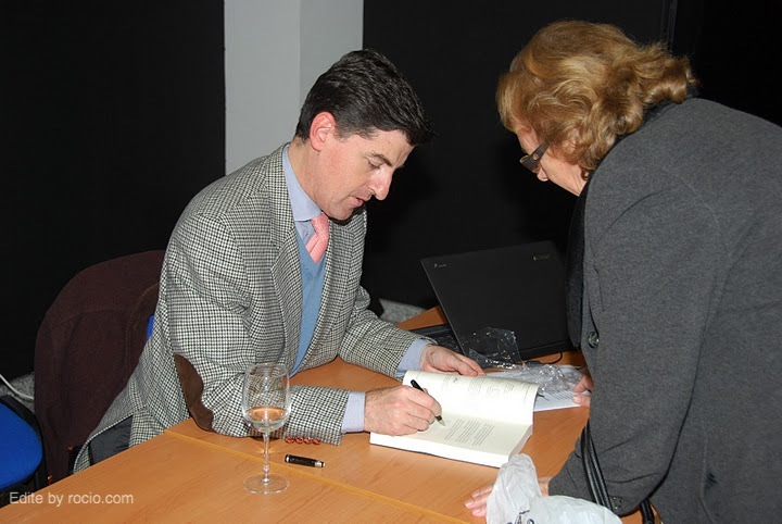 Santiago Padilla, firmando ejemplares de su obra