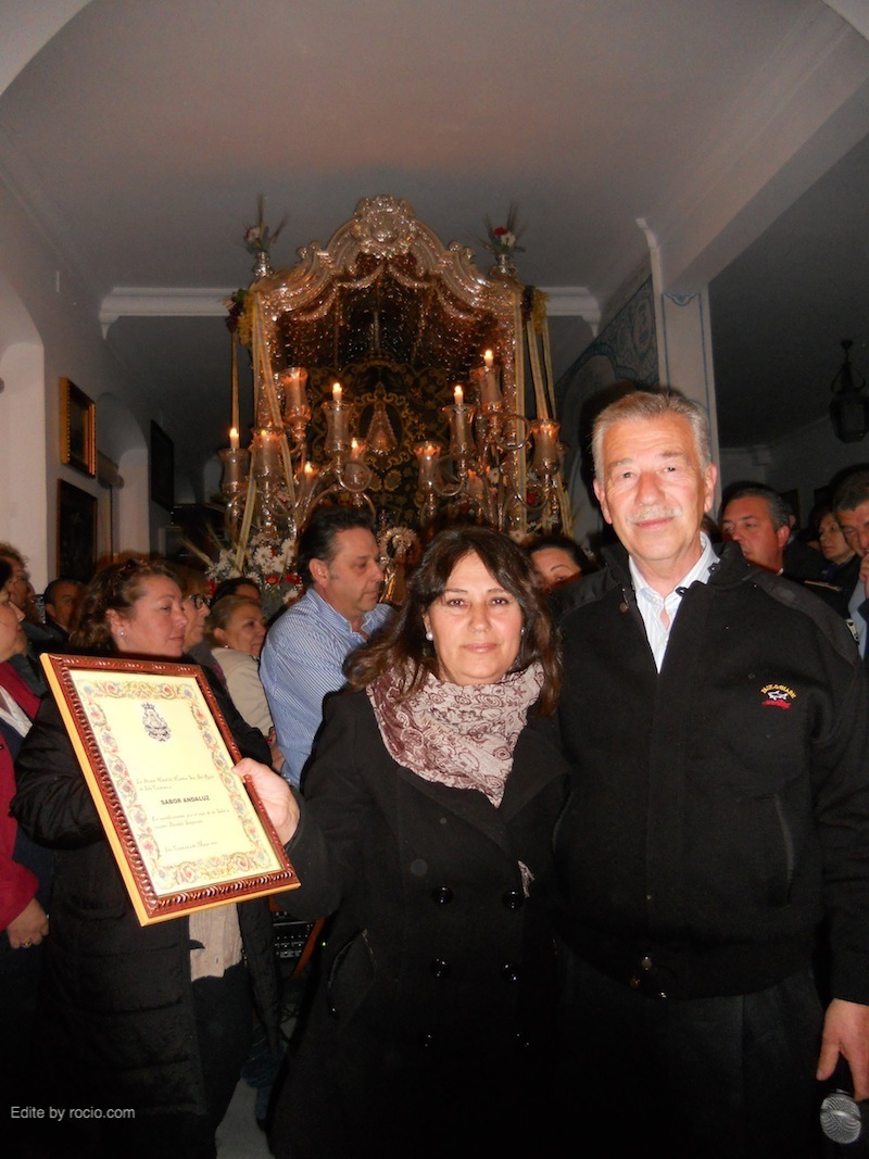  Emiliano Cabot, en nombre de los Hermanos y Hermanas Mayores, entrega a Ana del Carmen, directora del Coro 