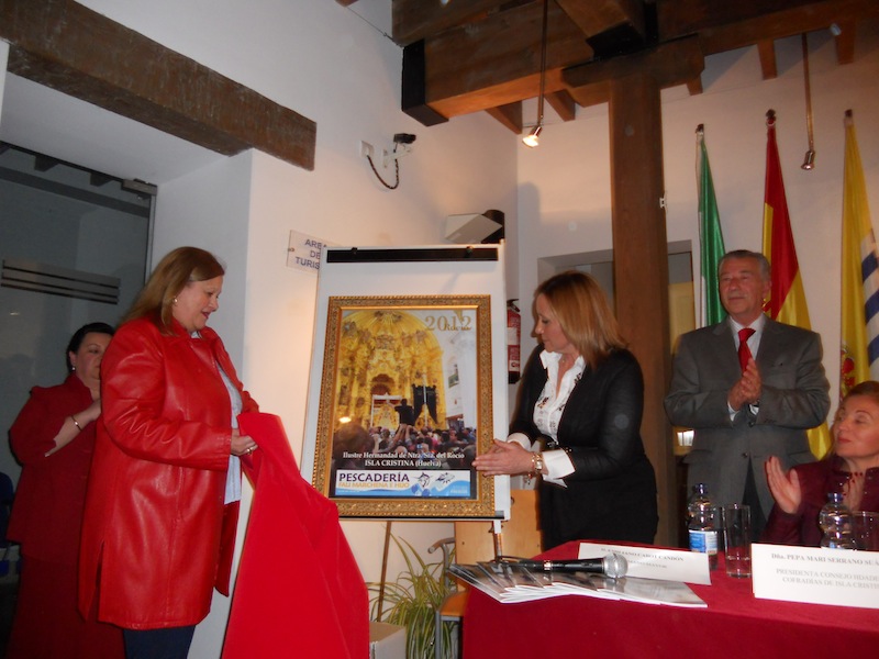 Fali Marchena y la Alcaldesa descubren el cartel de cuya fotografía es autor José Antonio Figuereo,.