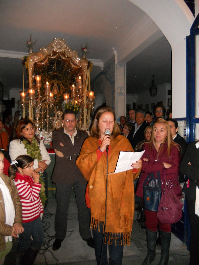 La Secretaria, Matilde Pérez, hace lectura de la candidatura presentada por Juan Vázquez para ser Hermano Mayor de la Romería 2013