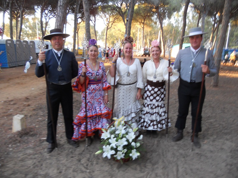 Representantes de la Hermandad del Rocío en la Ofrenda de Flores a la Virgen de la Esperanza de La Redondela