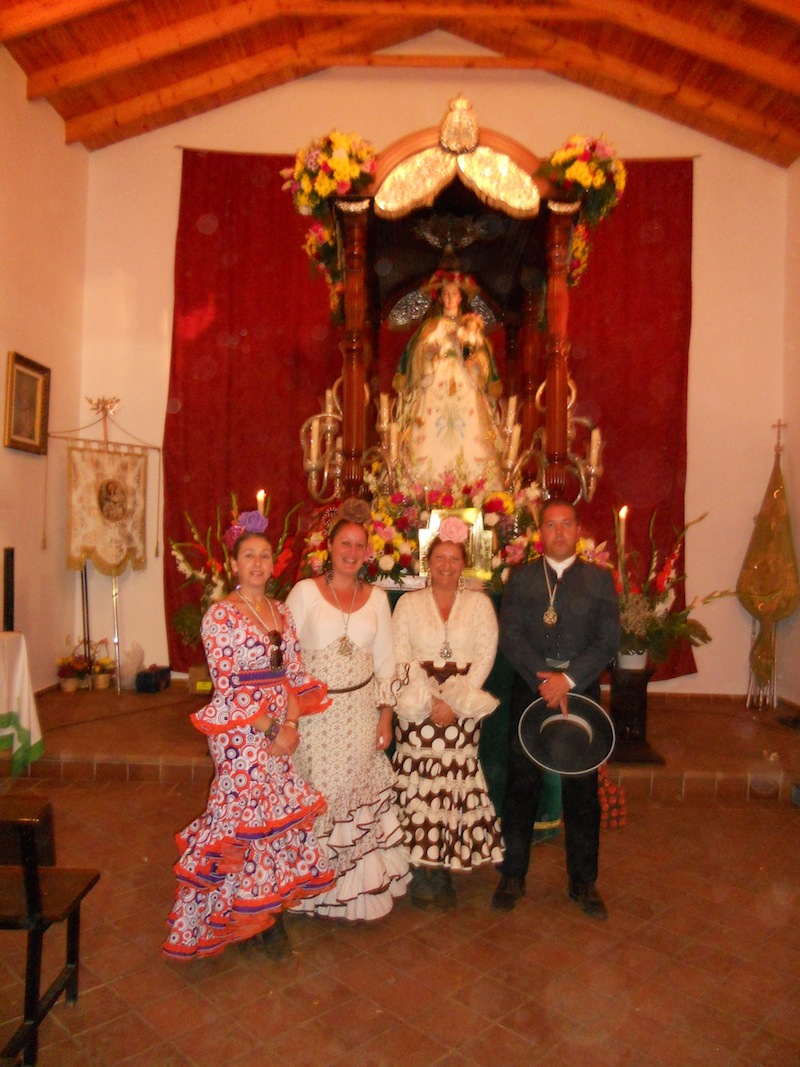 Con la Virgen de la Esperanza en su Capilla del Recinto Romero
