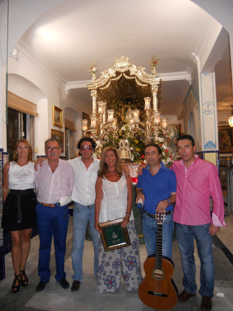 Foto de familia donde aparecen también el Presidente de la Hermandad y el Hermano Mayor, Juan Vázquez con su esposa Lola