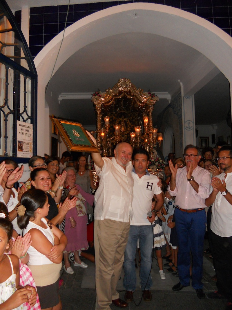 El Director de la Coral, Vicente Sanchíz con el Hermano Mayor, Juan Vázquez, recibiendo un recuerdo de la Hermandad