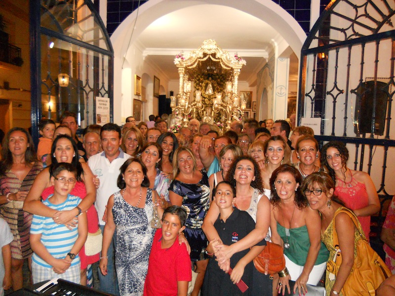 Foto de Familia de todos los miembros de la Coral con el Hermano Mayor, Juan Vázquez Malavé