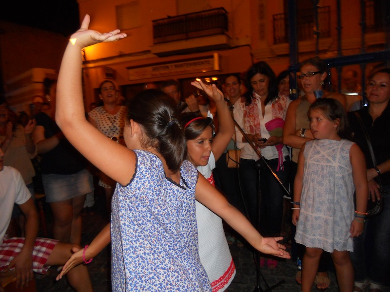 Unas niñas se arrancaron a bailar sevillanas mientras el Coro las cantaba.