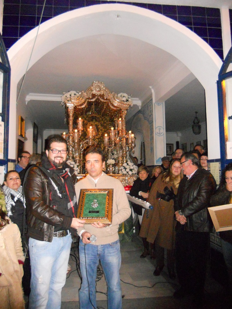 El Hermano Mayor, Juan Vázquez, entrega un recuerdo a Juanlu Palosanto