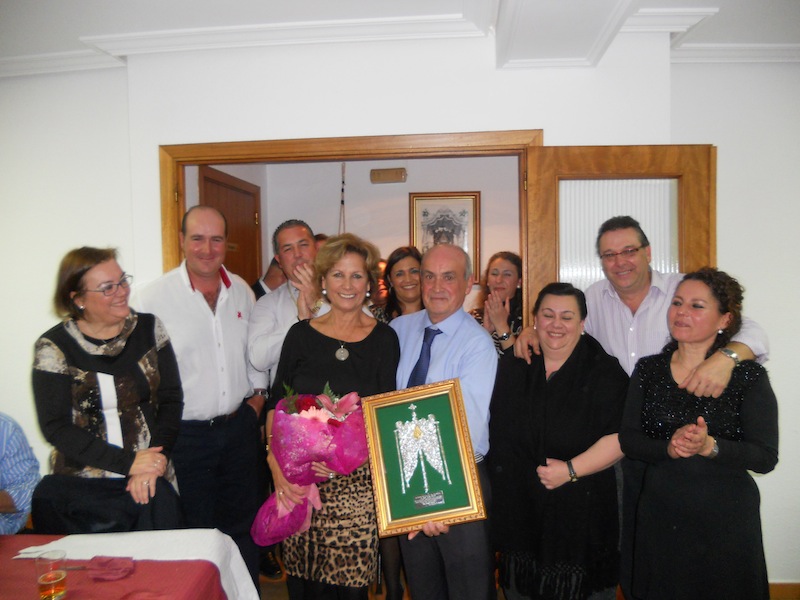 Foto de familia en la que Pepe está con todos los miembros de la Junta de Gobierno y también con su mujer, Manoli