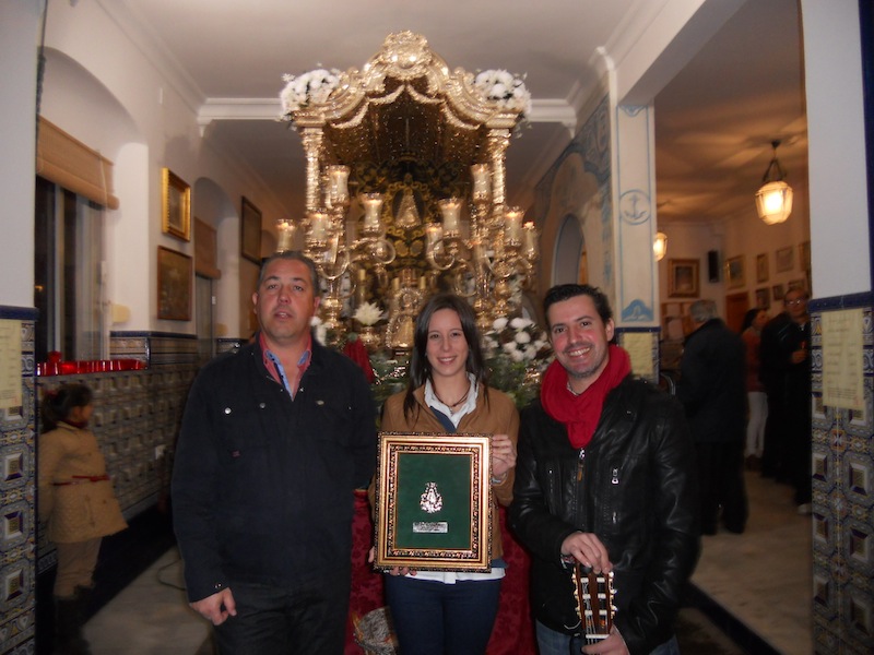 Jose Monclova y Laura Reina con el Presidente de la Hermandad ante la Carreta que porta el Simpecado.