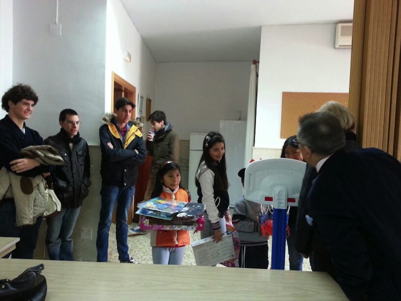 Niños que se dirigieron a Cáritas de la parroquia de la Encarnación para recibir un juguete