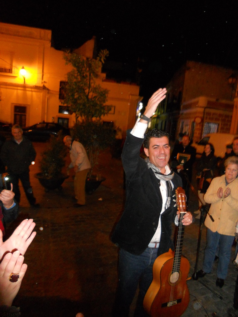 Fernando Romero, tras interpretar la sevillana a su abuelo, lanzando vivas a la Virgen, a la Hermandad de Ayamonte y a la de Isla Cristina