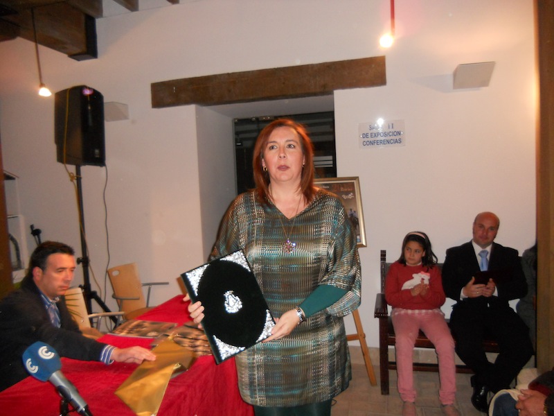 La Pregonera, Mari Tonio Contreras con las pastas que le ha regalado la Hermandad