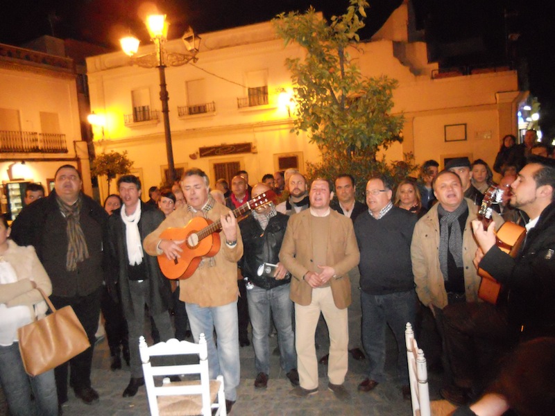 Paco Millán y un grupo de Hermanos de la Hermandad de Huelva interpretando la Salve