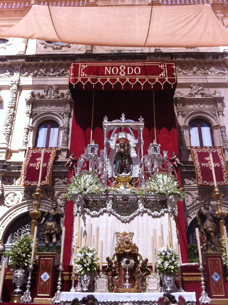 Altar de la Virgen de la Hiniesta en la Plaza de San Francisco