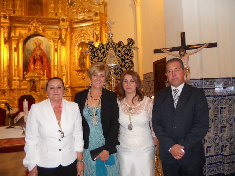 La Alcaldesa de Isla Cristina, María Luísa Faneca, y el Presidente de la Hermandad, Pedro Jesús Álvarez, con las Hermanas Mayores ante el Simpecado
