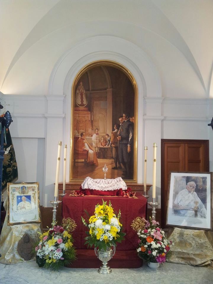 A la derecha, cuadro de S.S. A la izquierda, pergamino firmado de puño y letra de S.S. Juan Pablo II y escudo que adorna una de las puertas del Retablo de Ntra. Sra de El Rocio.