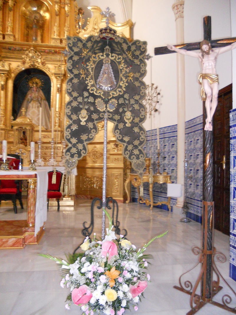 El Simpecado en el Altar antes de iniciarse la celebración de la Eucaristía