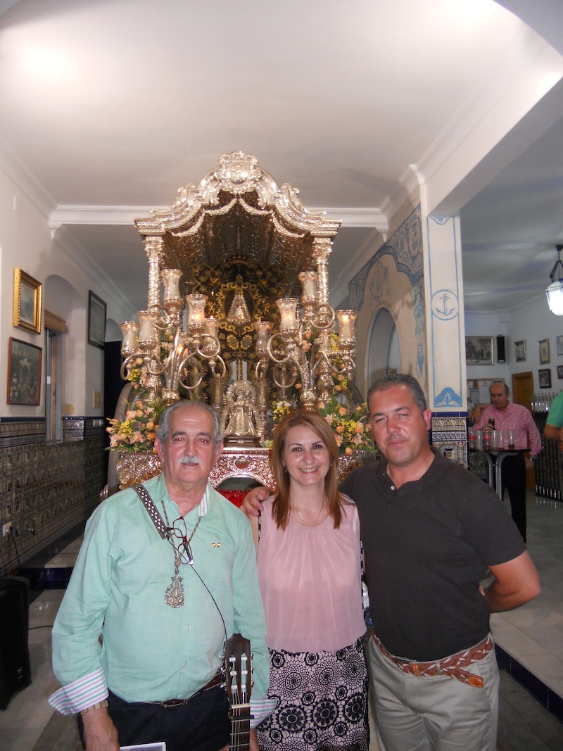 Foto de familia ante el Simpecado de la Hermana Mayor y el Presidente con Manolo Correa