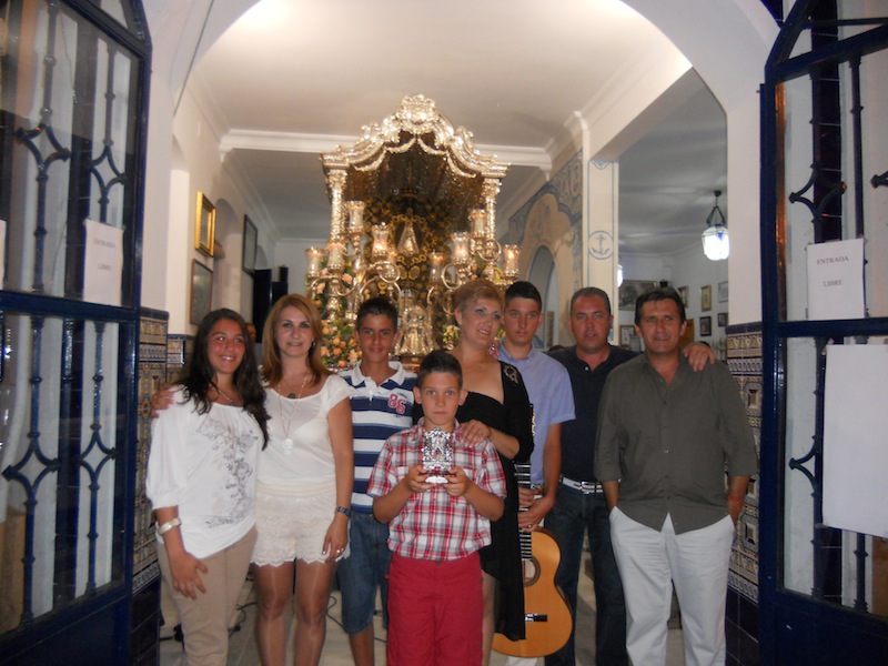 Foto de familia del grupo que interpretó la Salve junto a las Hermanas Mayores y a los Presidentes de la Hermandad de Gibraleón y de Isla Cristina