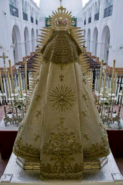 La Virgen del Rocío preparada en su altar para la salida en la madrugada del 19 de agosto
