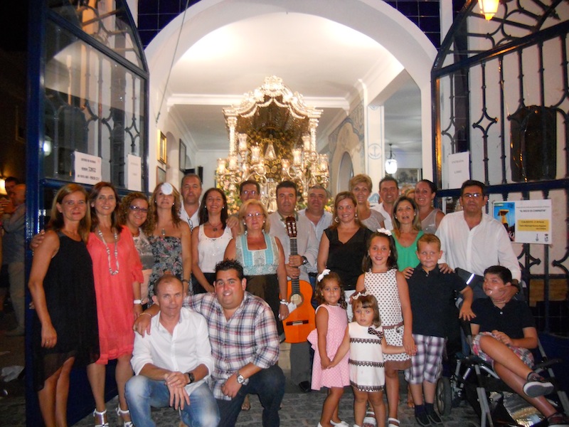 Foto de familia donde la Peña La Manuela al completo están con las Hermanas Mayores y el Presidente de la Hermandad, Pedro Jesús Álvarez
