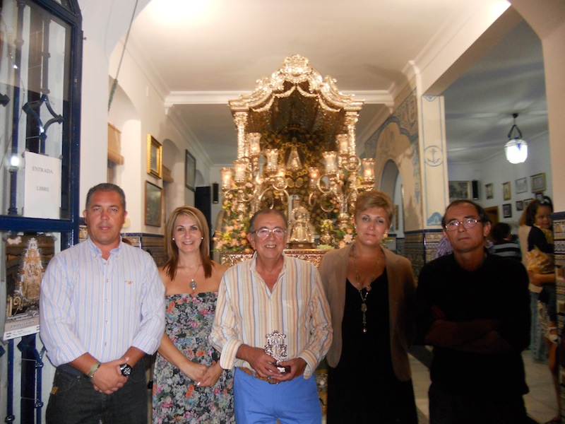 Diego y Antonio con las Hermanas Mayores, Carmeli Prieto y Sara Cáceres y el Presidente del Rocío, Pedro Jesús Álvarez
