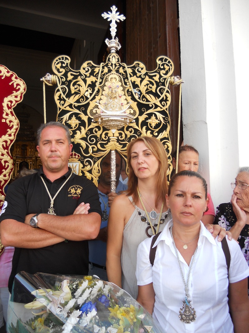 El Simpecado portado por el Vicemayordomo, Rafael García, con el Presidente, Pedro Jesús Álvarez, la Hermana Mayor, Carme Prieto y la Camarista Encarnita