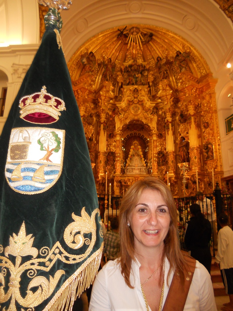 La Hermana Mayor, Carmen Prieto, portando el Guión en varios momentos en la Ermita, cuando ya nos despedíamos de La Señora.