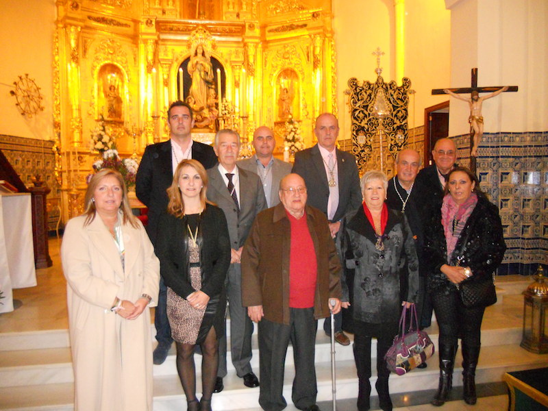 Los Hermanos y Hermanas Mayores ante el Simpecado y acompañados por el Presidente de la Hermandad, Pedro Jesús Álvarez