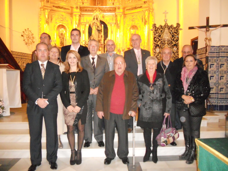 Los Hermanos y Hermanas Mayores ante el Simpecado y acompañados por el Presidente de la Hermandad, Pedro Jesús Álvarez