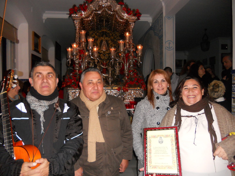 Los representantes del Coro de Arati ante la carreta con la Hermana Mayor Carmen Prieto y el Vicetesorero de la Hermandad Tomás Remedios
