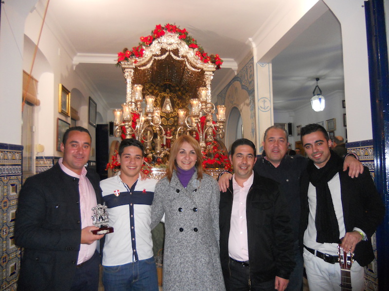 Foto Oficial del grupo Aires Nuevos con el Presidente de la Hermandad, Pedro Jesús Álvarez y la Hermana Mayor ante la Carreta del Simpecado