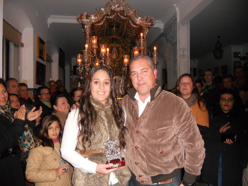 Desireé Márquez recibe del Presidente de la Hermandad, Pedro Jesús Álvarez el Simpecado