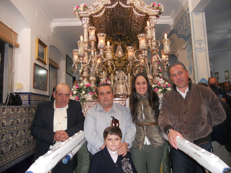 Junto al Presidente de la Hermandad, Pedro Jesús Álvarez y ante la Carreta del Simpecado, foto de familia de todos los protagonistas de la noche