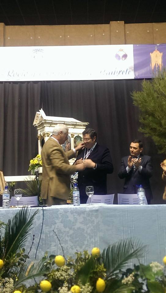 El Presidente de la Hdad Matriz de Ntra Sra del Rocío de Almonte, Juan Ignacio Reales Espina recibió la Medalla del Bicentenario de la Hermandad del Rocio de Umbrete.