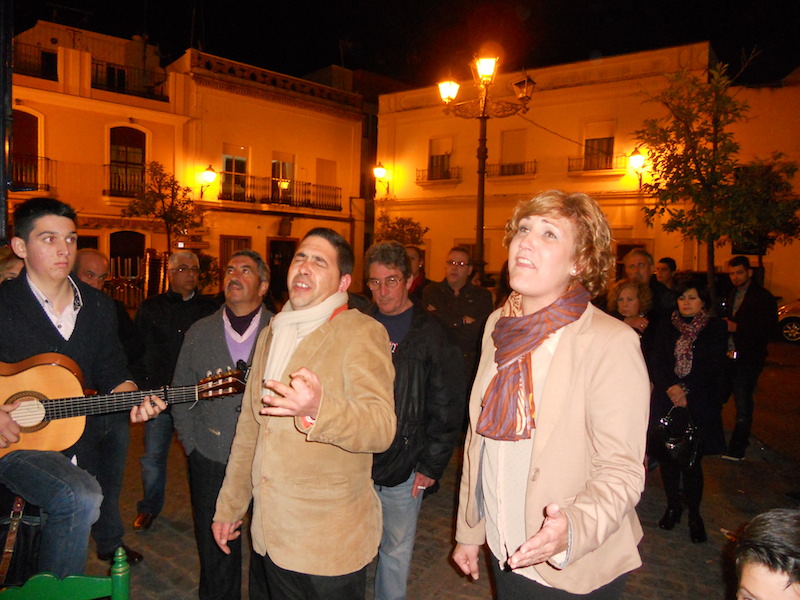 José Manuel Sosa y Sara Cáceres cantando la Salve acompañados a la guitarra por Iván Barberi