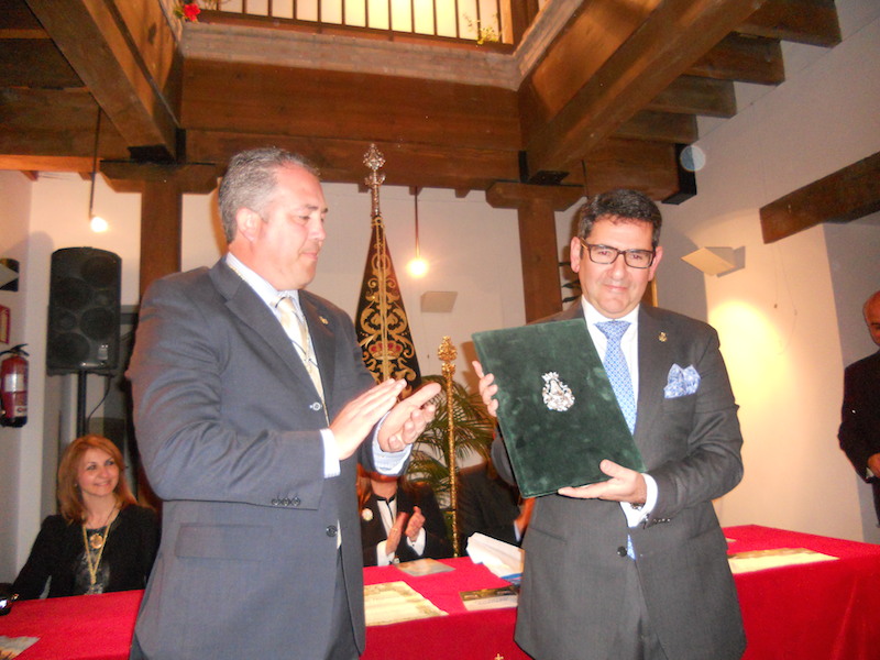 El pregonero, Rafael Salgado, recibe de manos del Presidente Pedro Jesús Álvarez, las pastas para su Pregón