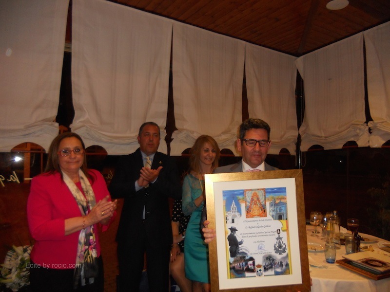  La Alcaldesa de Isla Cristina, María Luísa Faneca, en nombre del Ayuntamiento, se une al merecido homenaje a Rafael Salgado entregándole un cuadro