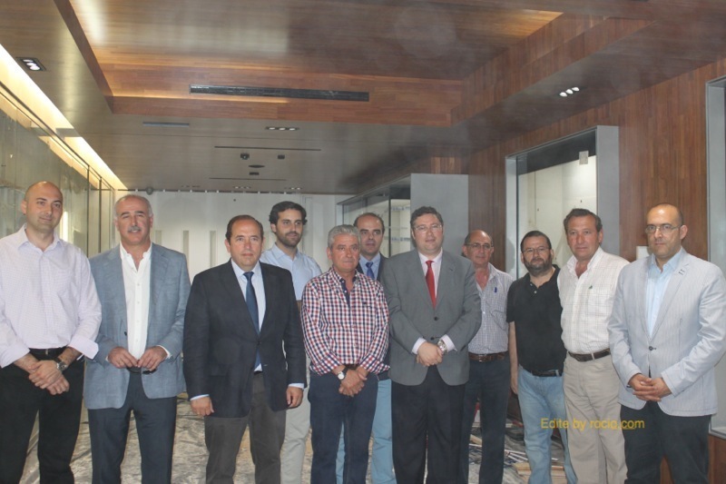 Foto del Presidente con miembros de su Junta, arquitectos y equipo constructor