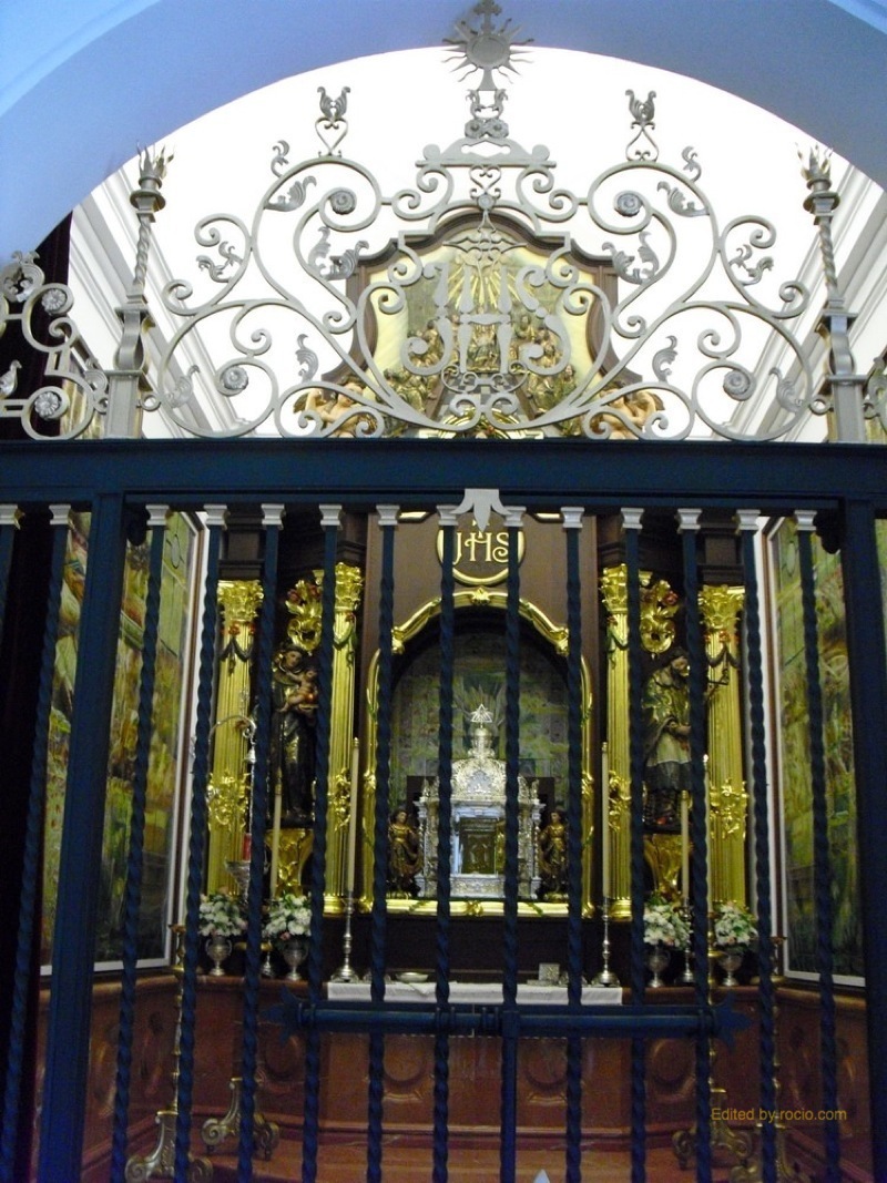 En la Sacramental alberga partes del antiguo retablo del siglo XVIII, las columnas, las imágenes de San Francisco Javier y San Antonio de Padua, como el marco del camarín y el relieve de Pentecostés.
