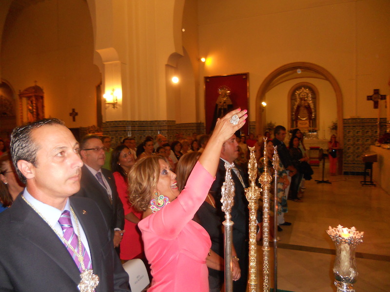 La nueva Hermana Mayor, Juana Rodríguez Pérez, dando vivas al Simpecado al término del canto de la Salve