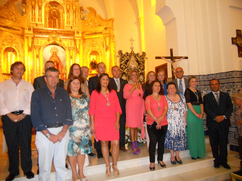 Ante el Simpecado, la Hermana Mayor acompañada por toda la Junta de Gobierno, el Presidente del Consejo de Hermandades de Isla Cristina, Antonio Peña y la Alcaldesa María Luísa Faneca.