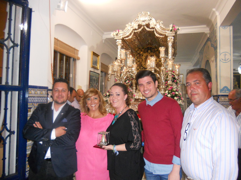 El Presidente de la Hermandad, Pedro Jesús Álvarez y la Hermana Mayor, Juana Rodríguez, junto a Elena, Jesús y Luís ante la Carreta del Simpecado