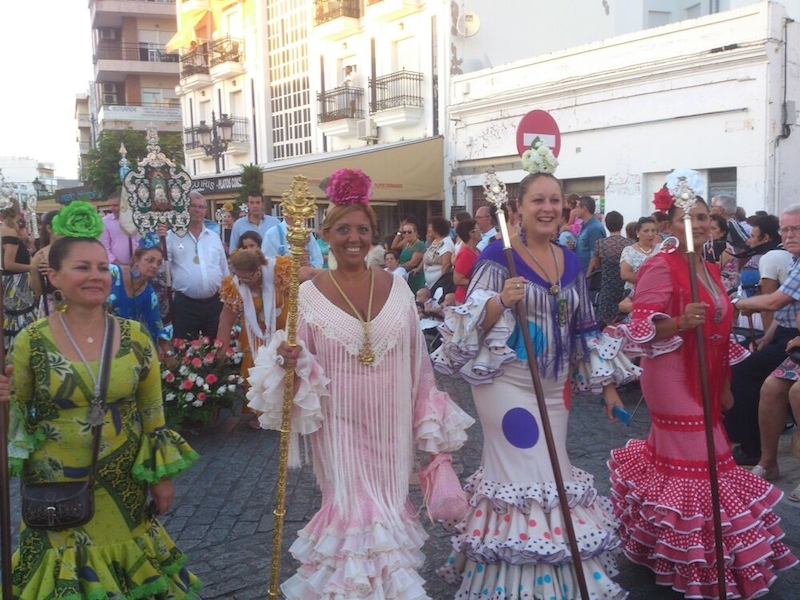 La Hermana Mayor y miembros de la Junta de Gobierno de la Hermandad durante la Ofrenda de Flores a la Virgen del Carmen