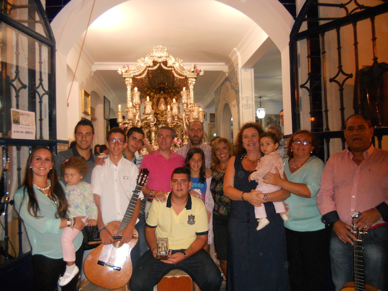 Ante la Carreta del Simpecado, La Familia posa junto a la Hermana Mayor, Juana Rodríguez